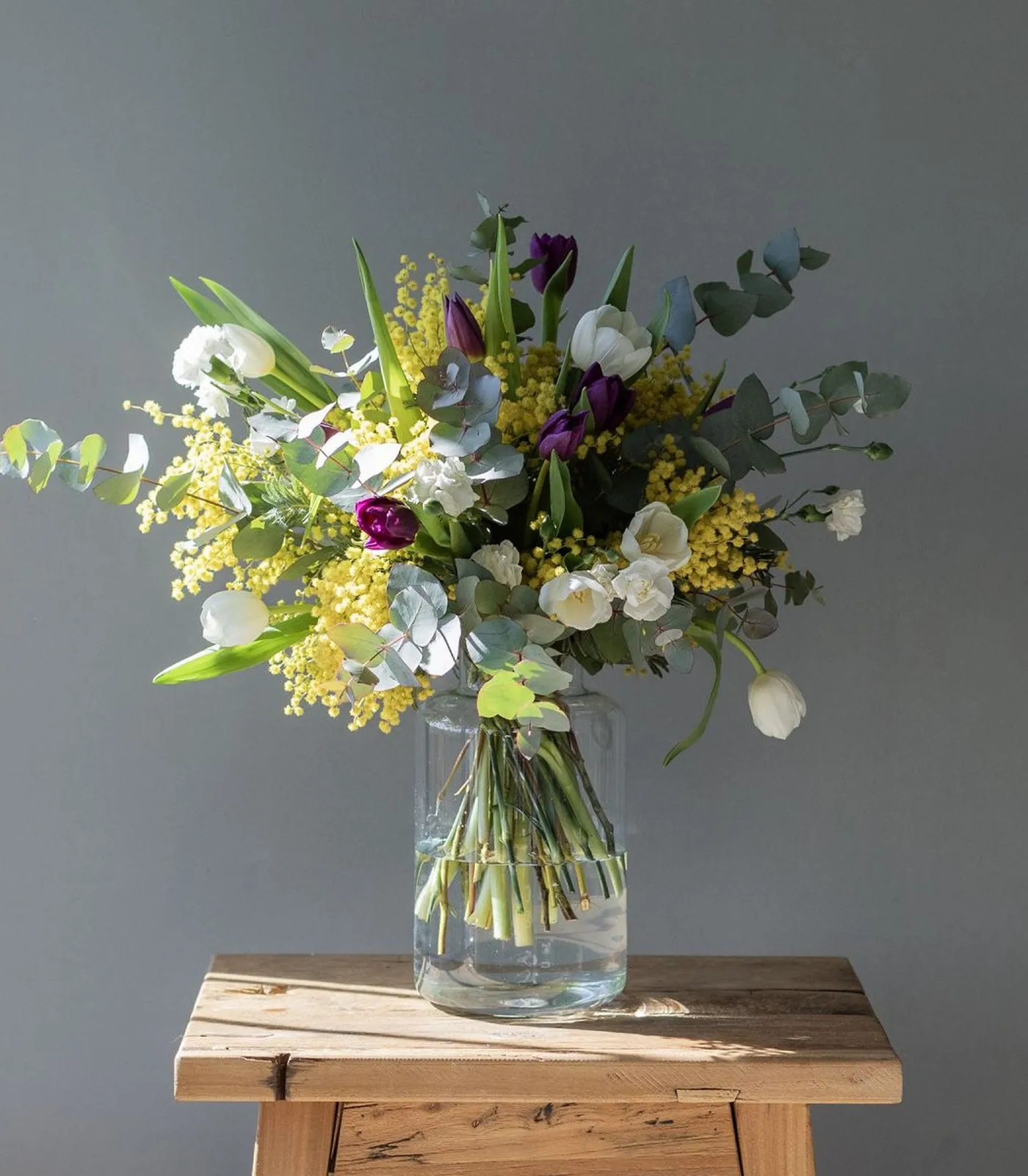 camilla-ramo-con-mimosa-tulipanes-cristal